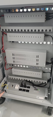 AC-Ladung DC-Ladung und USB-Typ-A-Typ-C-Volt-Speicher IPad-Laderschrank mit Rädern