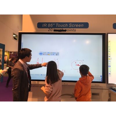Erleben Sie die Leistungsfähigkeit eines interaktiven Touchscreen-Monitors mit einer Genauigkeit von 2 mm, 15 W*2 oder 20 W*2 Lautsprechern und drahtloser Bildschirmprojektion