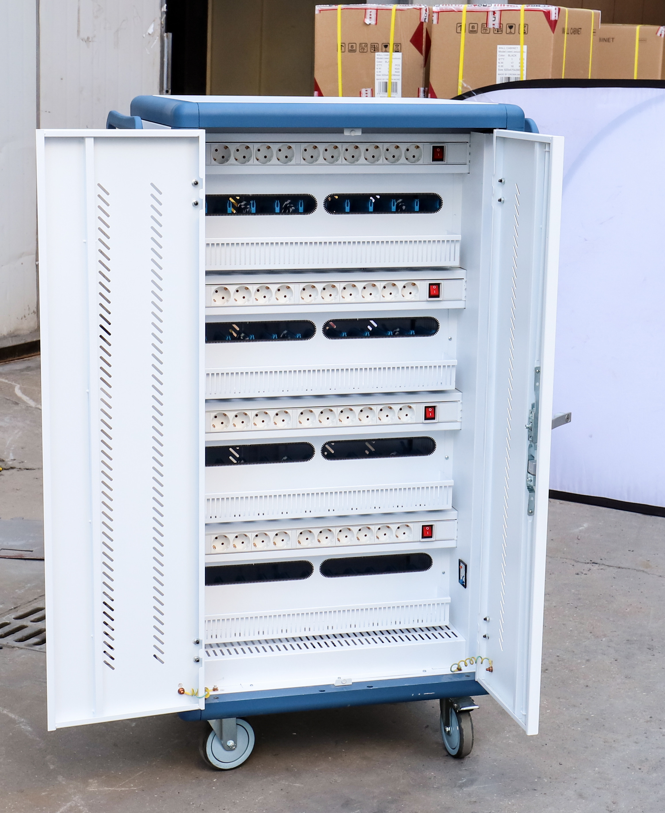 Ladekorb AC-Ladekörper DC-Ladekörper und USB-Typ A-Typ-C-Volt-Speicher IPad-Ladekabinet mit Rädern->